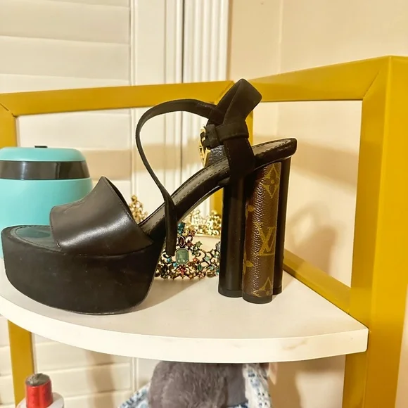 Used but in great condition louis vuitton s-l400.jpg main image 2